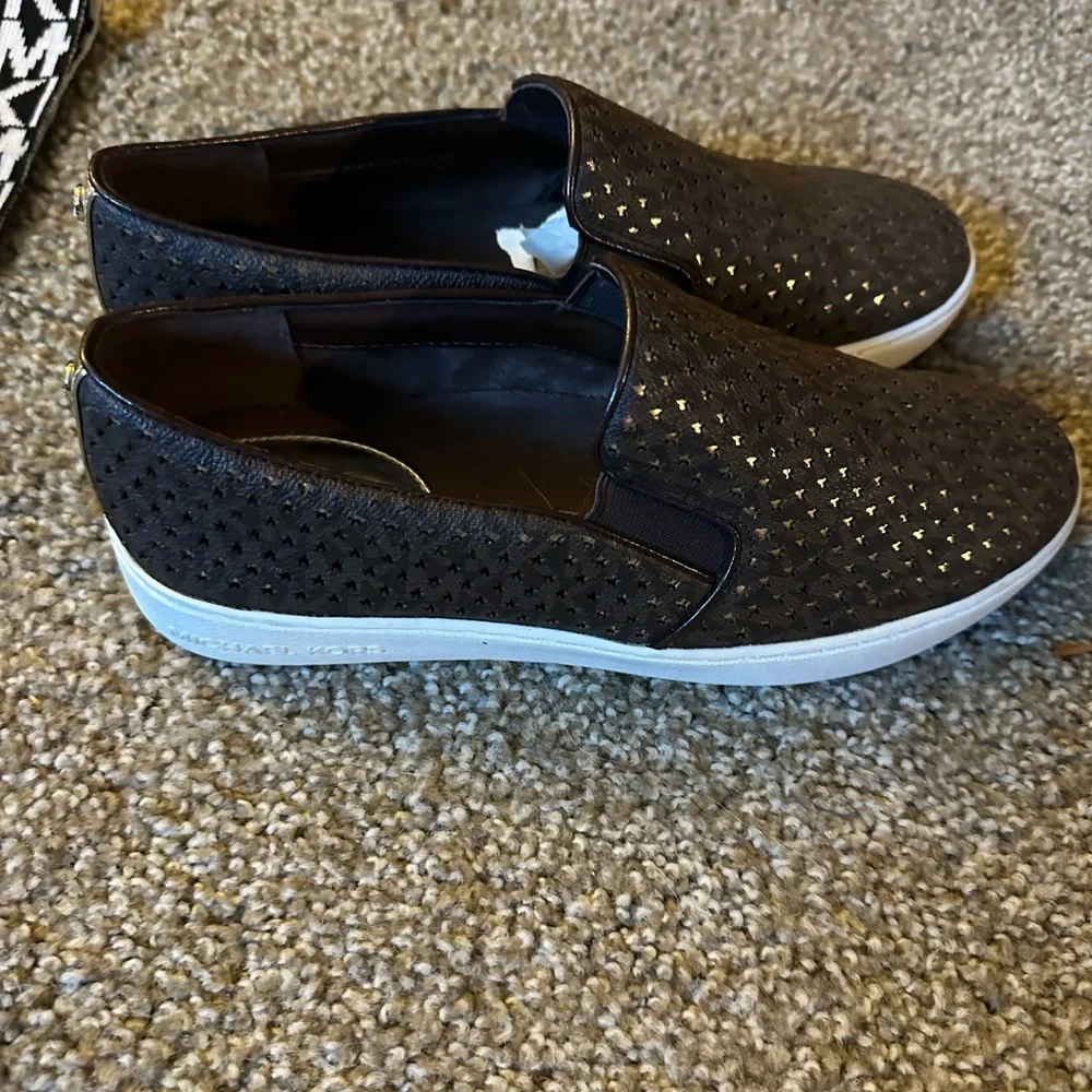 Beautiful brown suede Lake with gold accent, Michael Kors slides - Picture 3 of 6